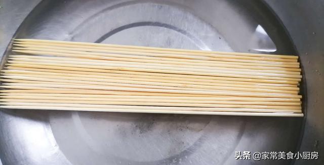 炸鸡肉串串香的做法，街边小吃炸鸡肉串的做法