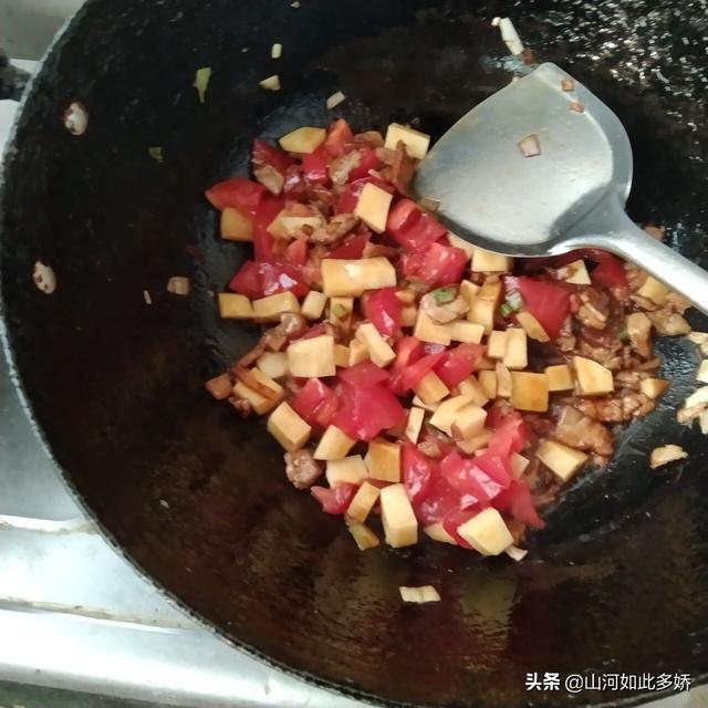 猪肉土豆面哨子的做法，猪肉哨子面的家常做法（荞面圪团儿配猪肉臊子）