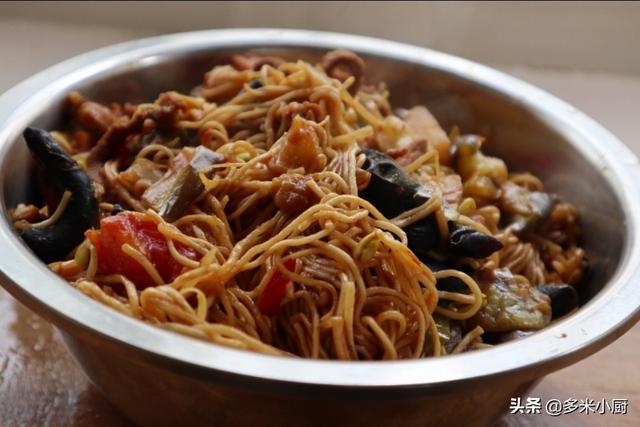 茄子焖面怎么做，怎样做焖面好吃又简单（比饭店大厨做的好吃）