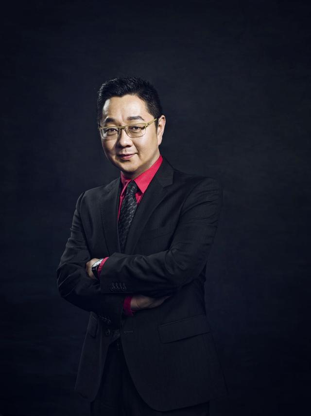 张绍刚，因主持《今日说法》大放异彩，而今他一家三口甜蜜照曝光