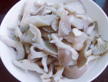 炒平菇用焯水吗，平菇不焯水直接炒了吃有毒吗（平菇鲜香又软嫩）