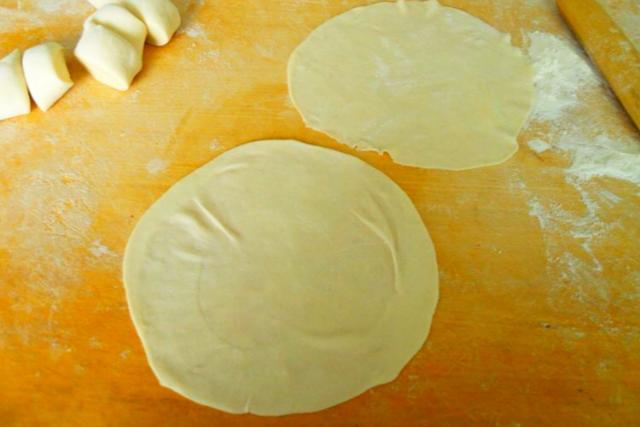 薄到透光烤鸭卷饼的做法，十一小长假必吃的烤鸭卷饼