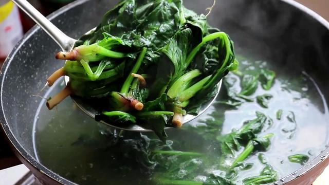 菠菜需要焯水吗，素炒菠菜不焯水可以吗（酒店的凉拌菠菜为什么那么好吃过瘾）