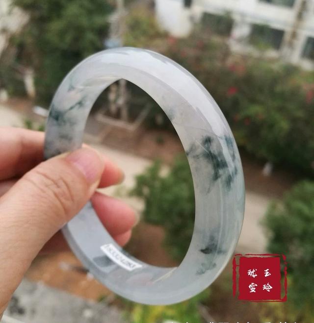 什么玉镯最好，什么玉镯最好有灵性养人（如何选择一款合适自己的玉手镯———玉手镯选择“五步法”）