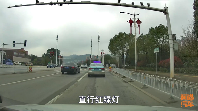 直行道右转算违章吗，直行道右转算违章吗怎么处罚（免得走错害大家堵车）