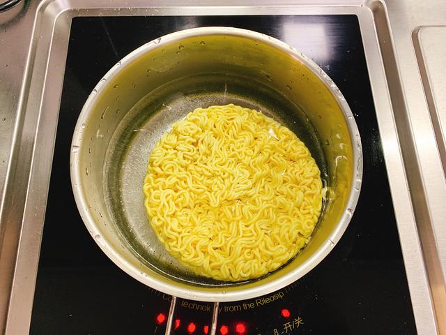 泡面怎么煮最好吃超级简单，煮泡面10个人9个错