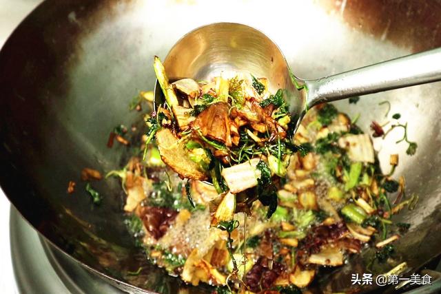 炸辣椒油的小技巧，炸辣椒油的制作方法窍门（炸出来又香又辣还不糊）