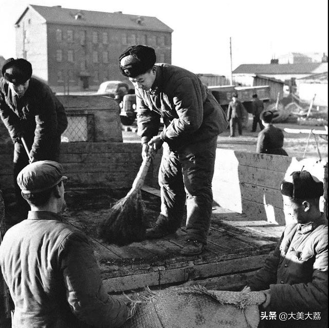 雷锋的英雄事迹，雷锋感人至深的10个瞬间