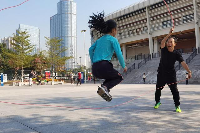 170斤跳绳多久不伤膝盖又能减肥，“广州绳王”是怎么炼成的