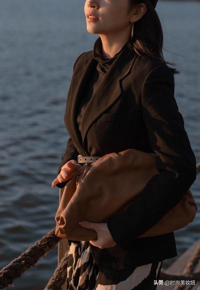 开衫毛衣怎么搭配好看，开衫毛衣里面搭配什么（学三木博主用针织开衫配毛衣）