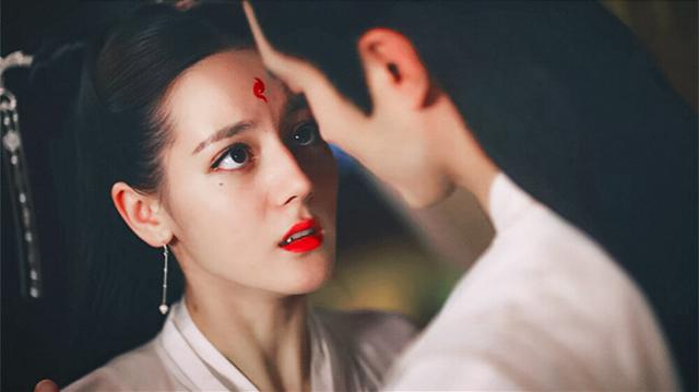 三生三世枕上书叶青缇和凤九什么关系，三生三世枕上书凤九救叶青缇（《枕上书》同样是因凤九而死）