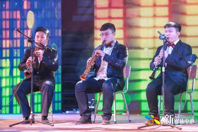 外婆的澎湖湾串词，外婆的澎湖湾串词主持人（2019元旦晚会）