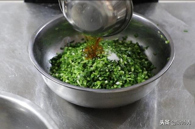 三鲜虾仁饺子馅的做法，虾仁三鲜饺子怎么做（鹏厨分享三鲜虾仁水饺的调馅配方）