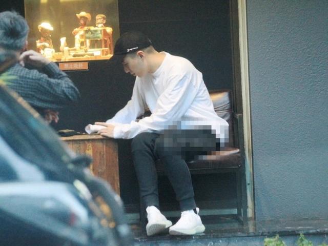 成龙儿子吸毒，成龙之子吸毒被抓+房祖名为何姓房不姓成（成龙儿子房祖名近况曝光）