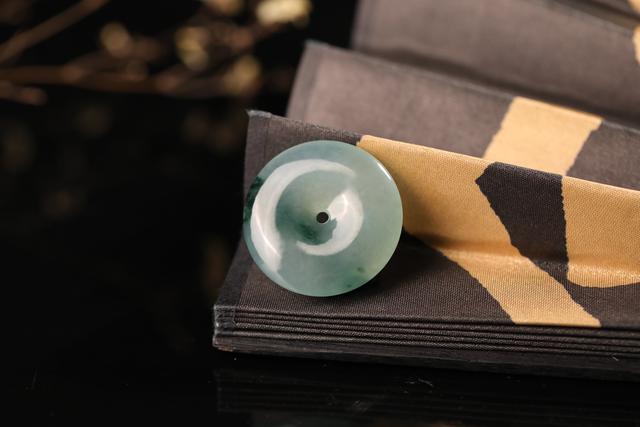 翡翠的鉴别方法水泡，翡翠的鉴别方法水泡法（翡翠泡进水里竟然出现气泡）