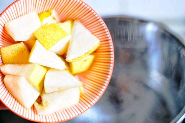 银耳和罗汉果红枣梨能一起煮吗，季节交替多喝罗汉果雪梨汤