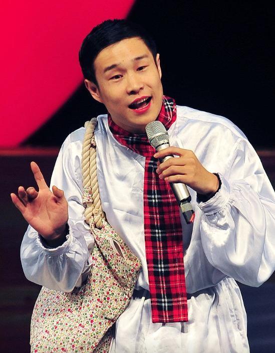 小沈阳所有歌曲，小沈阳蒙面唱将猜猜猜歌曲（走到今天该怪谁呢）