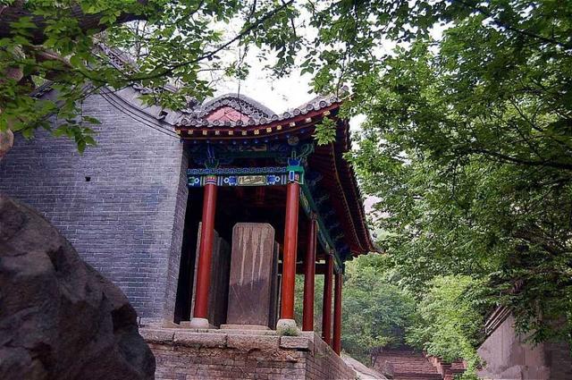 僧、尼、道共居一山修行  承德丰宁白云古洞景区，僧、尼、道共居一山修行（有一桥飞架两山之间的千年古刹）