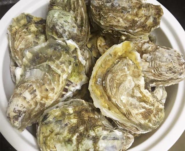 生蚝开锅后煮几分钟就可以了，生蚝水开后煮几分钟（直接下锅煮是错误的）