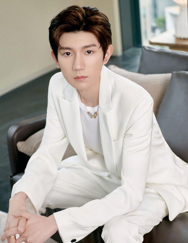 宝石蓝是什么颜色，艳蓝和宝石蓝（多穿这3种“颜色”）