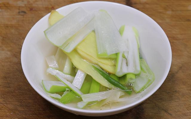 炒牛肉片怎么炒好吃又嫩，大蒜炒牛肉片怎么炒好吃又嫩（农家清炒牛肉丝）