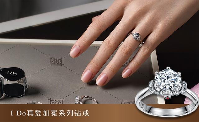 女戒指戴在哪个手，女生的戒指应该戴在哪个手（新娘婚戒应该戴哪个手指）