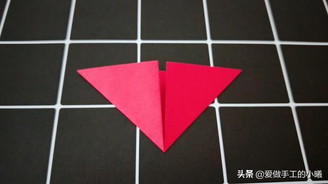 叠五角星的步骤图片，怎样折五角星方法图解（用彩纸折个立体五角星）