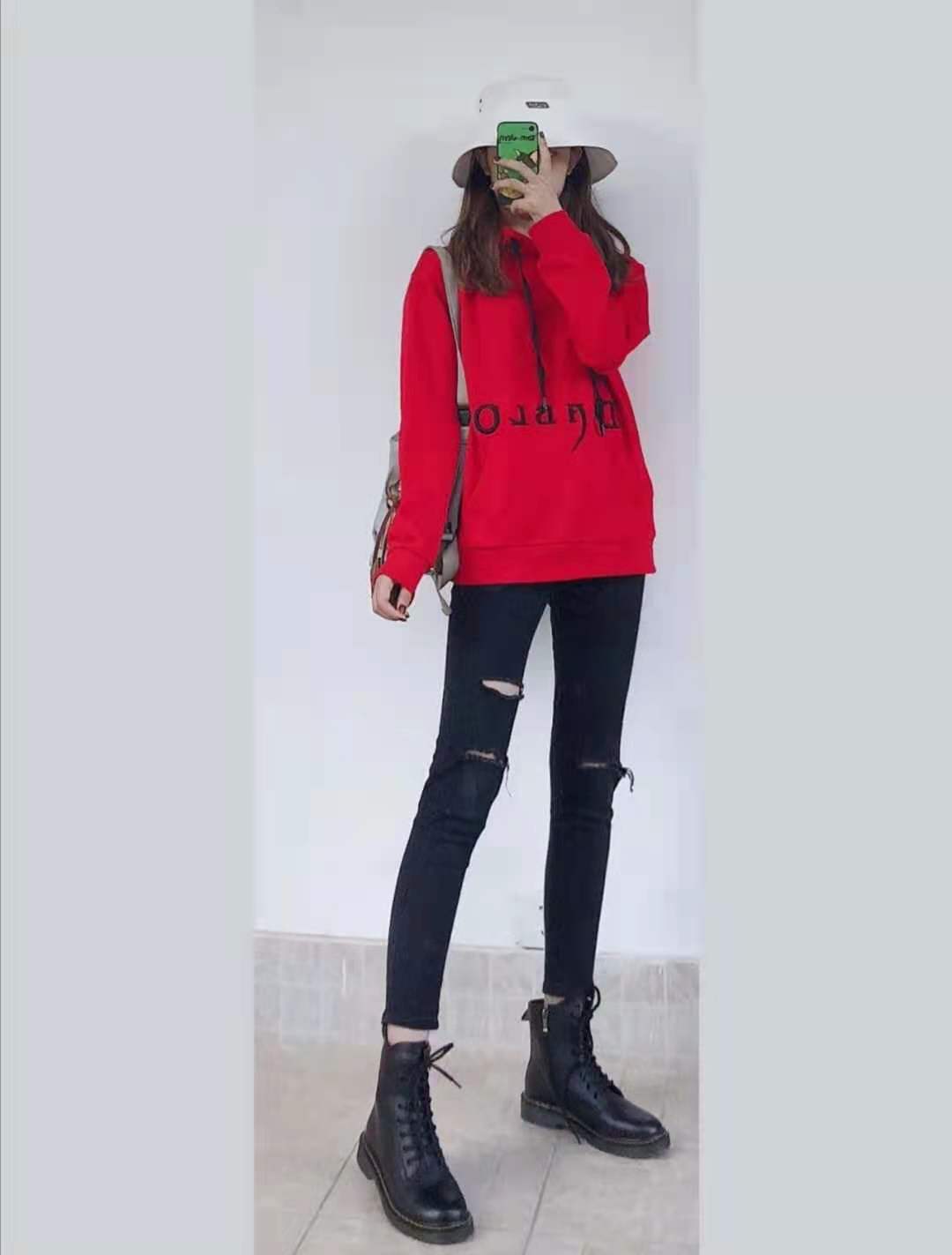 look4 红色卫衣 黑色破洞紧身牛仔裤 黑色马丁靴下面搭配的是tb的经典