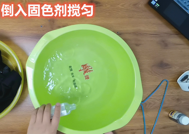 衣服褪色了怎么恢复原来的颜色，衣服掉色了怎么能恢复原来的颜色（被腐蚀褪色的衣服不要扔）