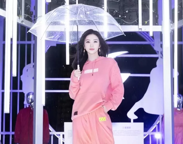 特步发布会中的PPT动画，特步广告语（新品融合中国元素获好评）