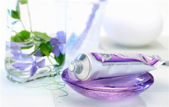 牙膏洗脸有何护肤作用，用牙膏洗脸的作用（用牙膏洗脸可以去除脸上痤疮）