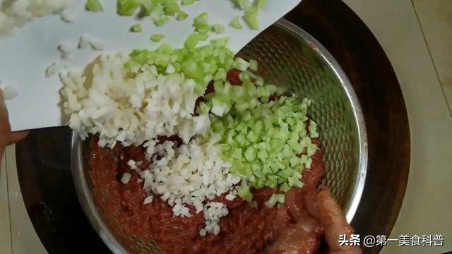 牛肉馅水饺怎么调馅好吃，牛肉饺子的馅怎么调才好吃（这才是牛肉馅饺子最经典做法）