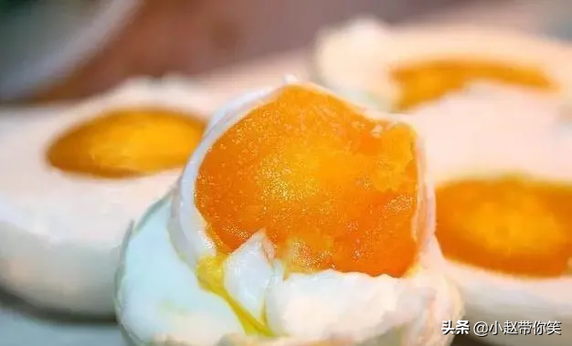 咸鸭蛋放了一年能吃吗，咸鸭蛋放一年了还能不能吃（咸鸭蛋放一年了还能不能吃了）