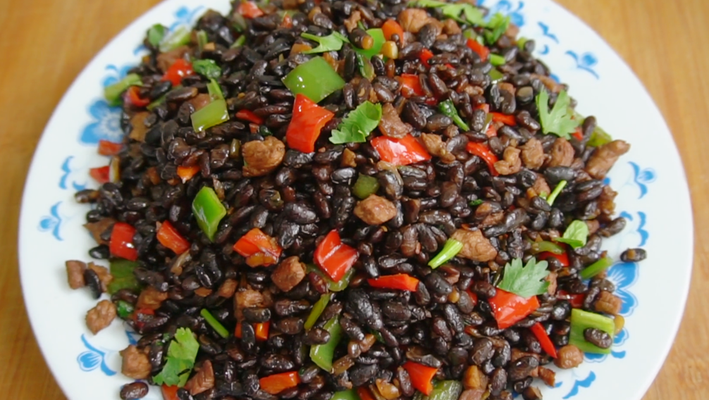 【黑豆炒肉丁】做法步驟圖 比補藥還好 炒一下上桌特簡單-起舞食譜網