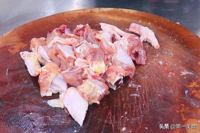 鸡怎么炖才好吃，怎样炖鸡才好吃又简单窍门（有人焯水、有人直接炖）