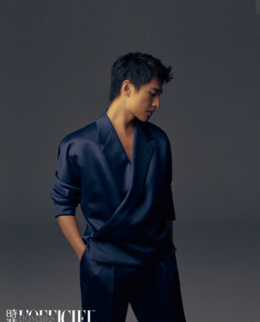 蒙奇奇项链真假如何鉴别，蒙奇奇项链正版多少钱一个（穿睡衣风衬衫矜贵成公子哥）