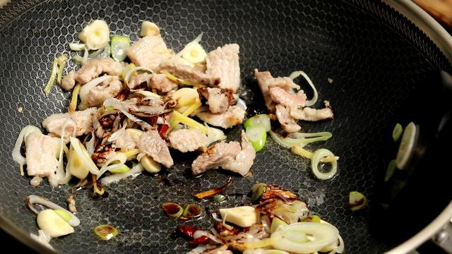 炒粉条，炒粉条不粘锅怎么炒（粉条不粘不坨更入味）