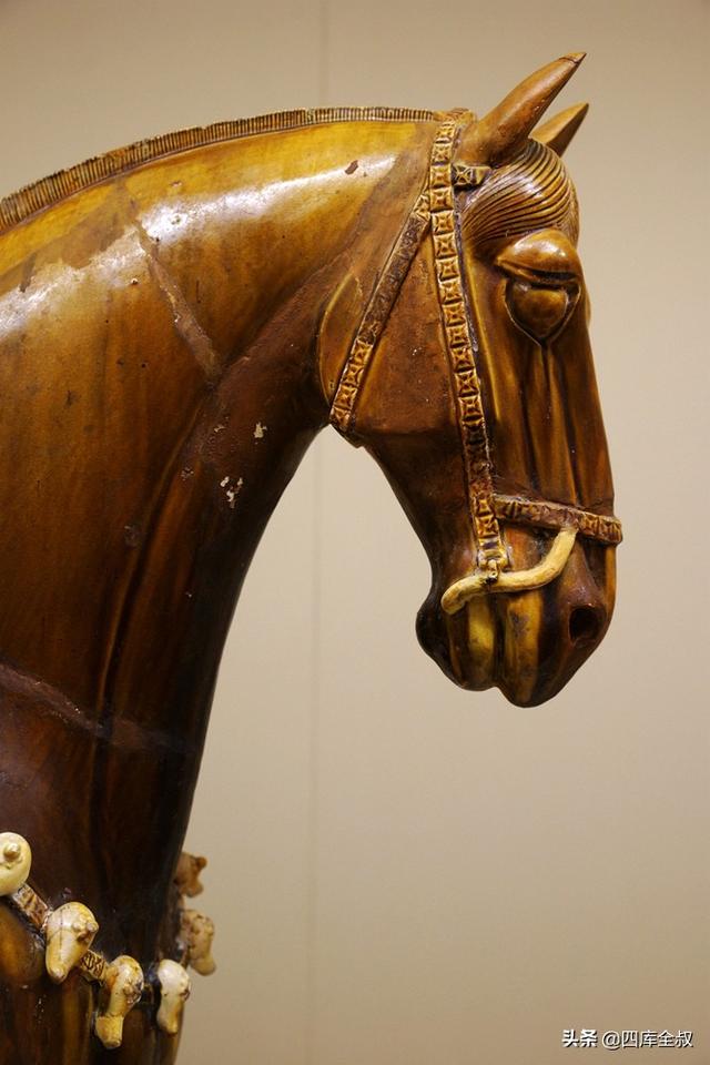 唐三彩是哪三彩，唐三彩有什么（西安、洛阳两地出土的唐三彩）