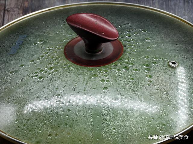 骨头炖土豆的做法，土豆炖骨头百科（1斤相当于20个鸡蛋）