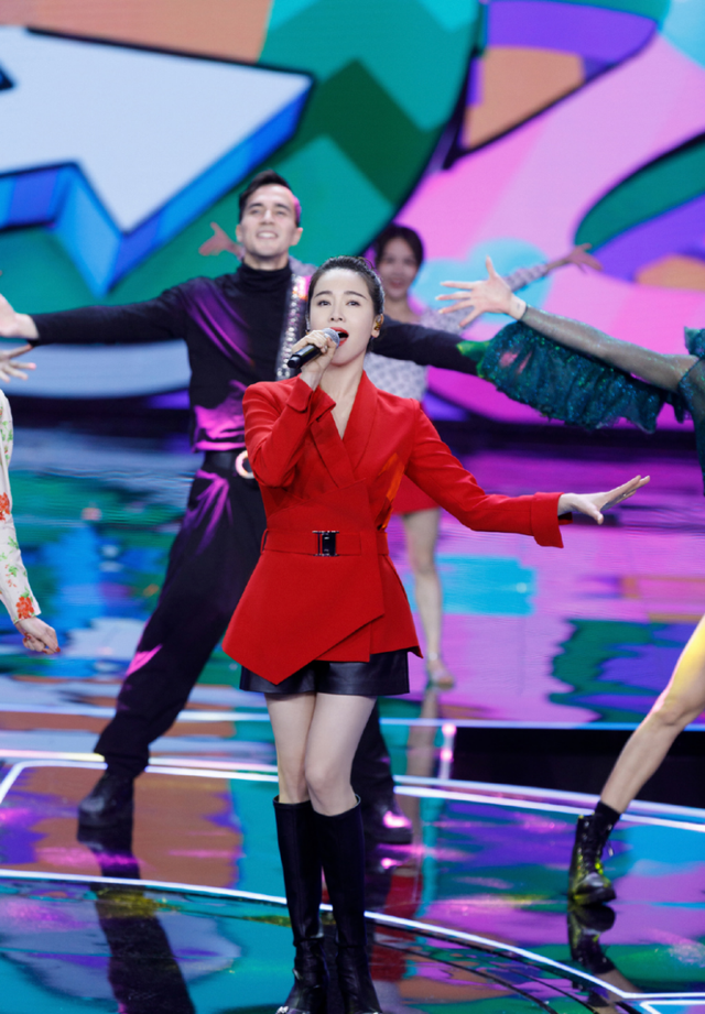 红色短裤配什么颜色上衣好看，红色短裤配什么上衣（左小青在女团里也没违和感）