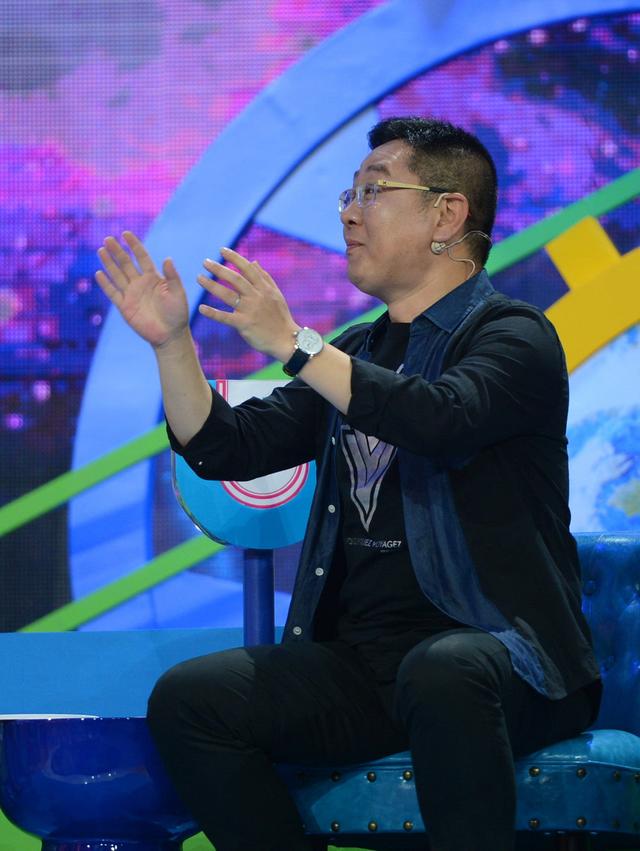 张绍刚，因主持《今日说法》大放异彩，而今他一家三口甜蜜照曝光