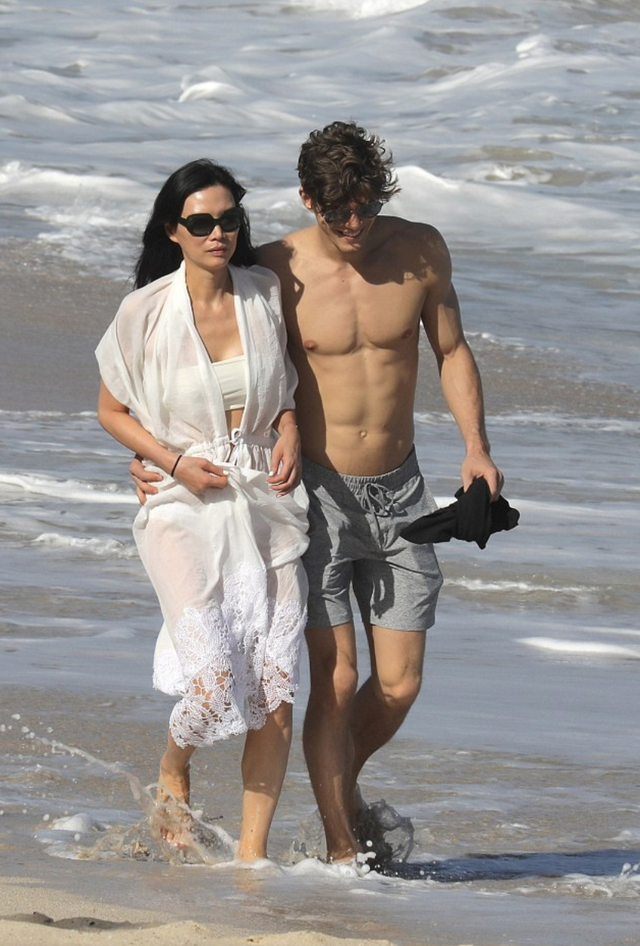 刘玉玲是谁的老婆，刘玉玲是谁（50岁邓文迪与小27岁男模分手）