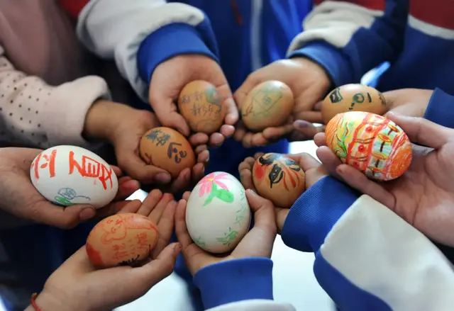 立夏碰蛋的寓意，立夏撞蛋是什么意思（系疰夏绳、斗蛋、称重……立夏的这些习俗）