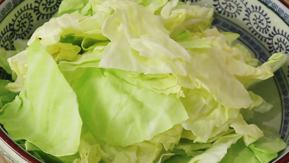 图片[2]-【炒包菜】做法步骤图 包菜鲜嫩爽脆 比肉还香-起舞食谱网