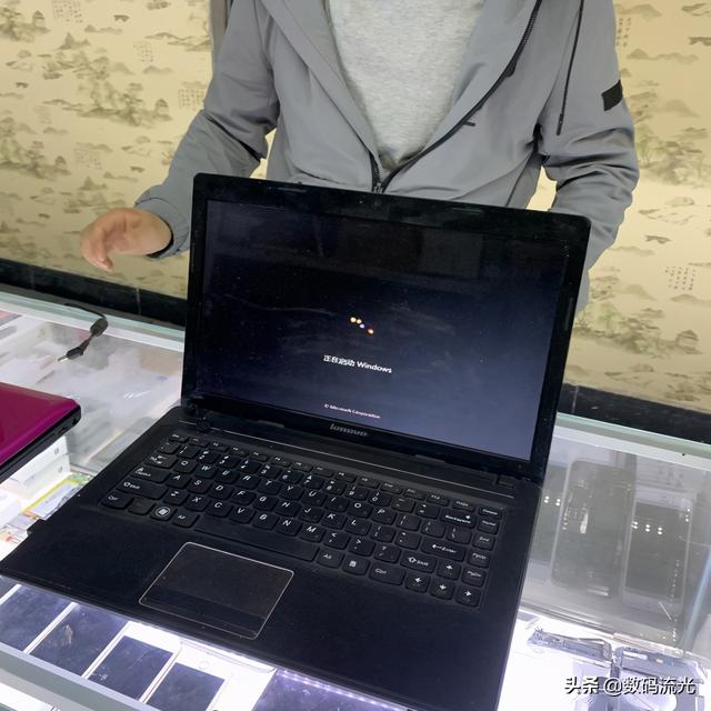 电脑显示器突然变色怎么回事，电脑屏幕显示变色怎么回事（电脑正用着屏幕突然变色）