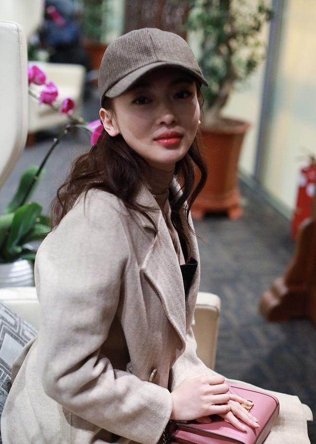 黑色帽子搭配，黑色帽子搭配浅色衣服（吴谨言的效果，差异不是一般大）