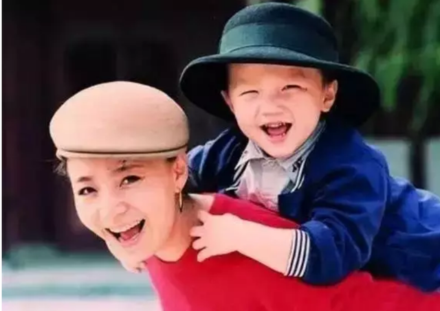 与宋丹丹离婚后，英达14年来对巴图不闻不问，是“渣”还是通透？