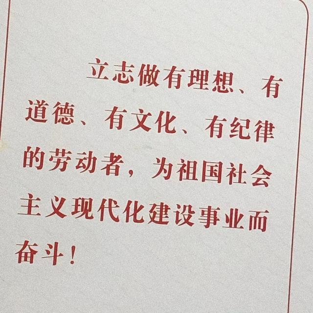 微信朋友圈背景图，微信朋友圈背景图怎么恢复原来的白色（一些好看的朋友圈背景图）