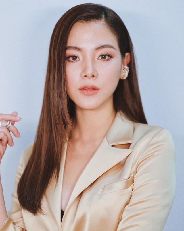 泰国小水扮演者，泰国小水扮演者叫啥（27岁泰星平采娜穿西装变御姐）