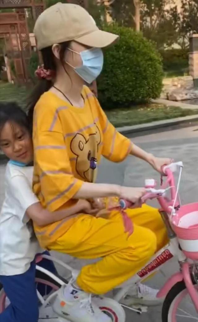李小璐多大年纪，李小璐多大（38岁李小璐骑儿童车扮嫩）